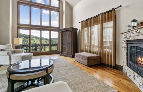 Smithville House | Tranquil Waters Retreat: Hot Tub & Scenic Views