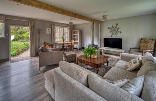 Wraxall House | Tranquil Woodland Cottage, 10-Min Drive to Clifton