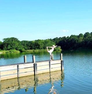 Oakhurst House | Tranquility 2 bedroom Villa by the lake with green backyard