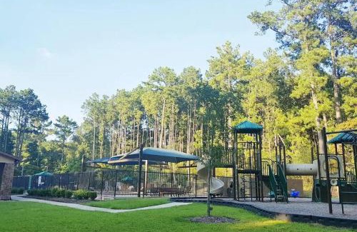 Oakhurst House | Tranquility 2 bedroom Villa by the lake with green backyard