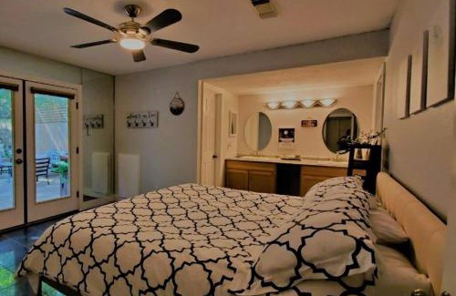Oakhurst House | Tranquility 2 bedroom Villa by the lake with green backyard
