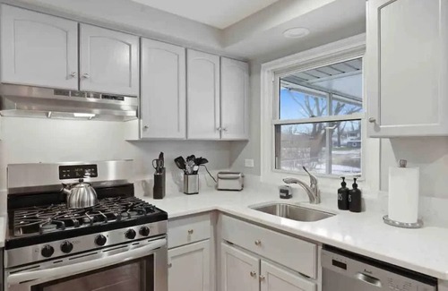 Wasco House | Tranquility 4BR Schaumburg