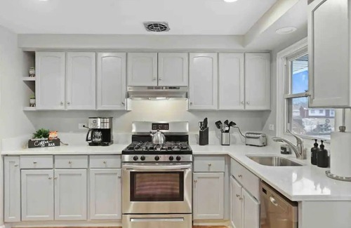 Wasco House | Tranquility 4BR Schaumburg