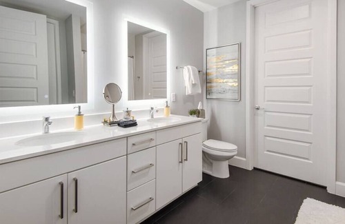 The Woodlands Apartment | Tranquility · 5* Lux Apt, WorkSpace, WIFI, Pool,Gym