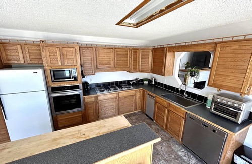 Blind Bay House | Tranquility Bay - Waterfront - Shuswap Vacations & Sledding Accommodation