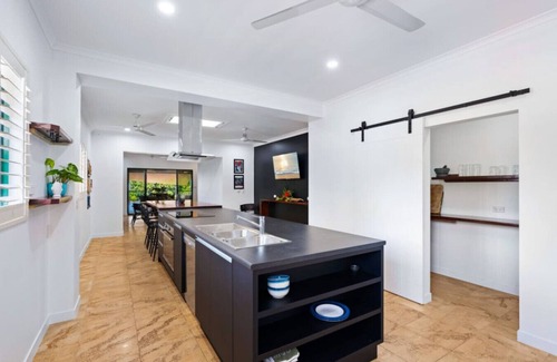 Mission Beach House | Tranquility Grand Bedroom for Couples | Luxury Rainforest Meets Reef | Sleeps up to 2
