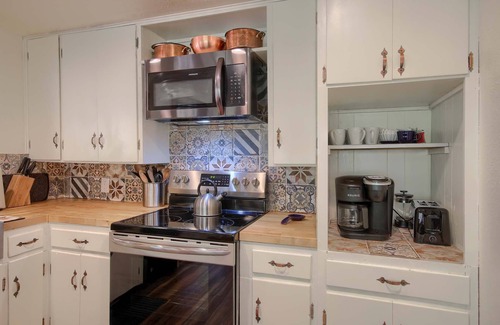 Oakhurst House | Tranquility House-Riverfront-Fireplace-Sleeps six