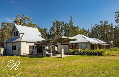 Bungwahl House | Tranquility in the bush close to lakes and beaches