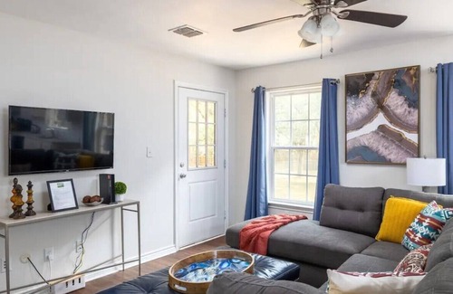 Cibolo House | Tranquility in the City, 6 BR, Backyard Oasis