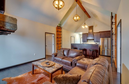 Columbia House | Tranquility Lake Getaway w/Hot Tub on 27 Acres!