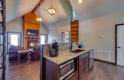 Columbia House | Tranquility Lake Getaway w/Hot Tub on 27 Acres!