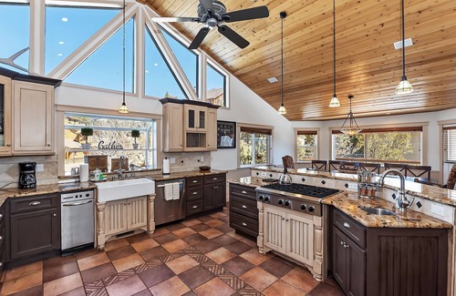 Castle Glen Estates Cabin | Tranquility Lodge by Destination Big Bear : Luxury in Castle Glen Estates! Pool Table!