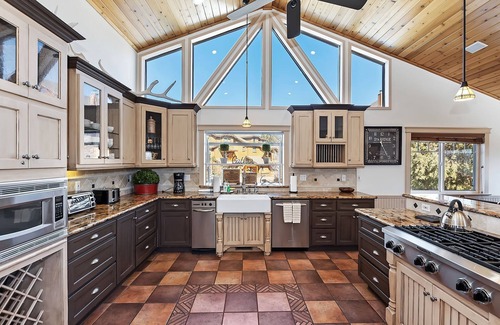 Castle Glen Estates Cabin | Tranquility Lodge by Destination Big Bear : Luxury in Castle Glen Estates! Pool Table!