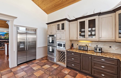 Castle Glen Estates Cabin | Tranquility Lodge by Destination Big Bear : Luxury in Castle Glen Estates! Pool Table!