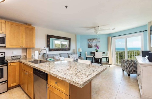 Tavernier Condo | Tranquility on the Top Floor at Ocean Pointe Suite
