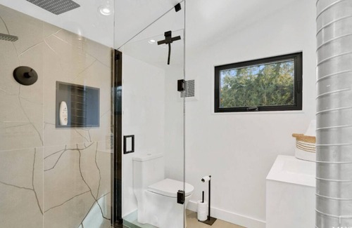 Minett Cottage | Tranquilo newly Renovated gem on Lake Rosseau. Sleeps 12 3 Bedrooms 2 Bathrooms