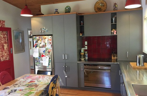New Plymouth House | TranquilRetreat ModernComforts Near Centre, Parks+Beaches. Spa+Sauna+TennisCourt