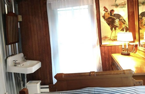 Lebanon Cottage | Transcendentalist Cottage on 6th St