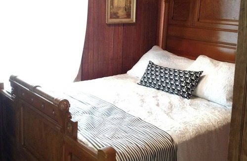 Lebanon Cottage | Transcendentalist Cottage on 6th St