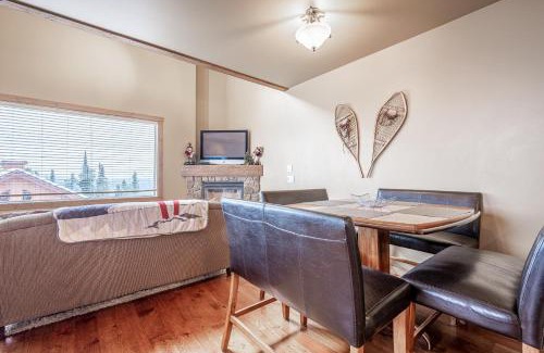 The Forest Apartment | Trapper's Lodge - 4 Bd w Great View, Private Hot Tub