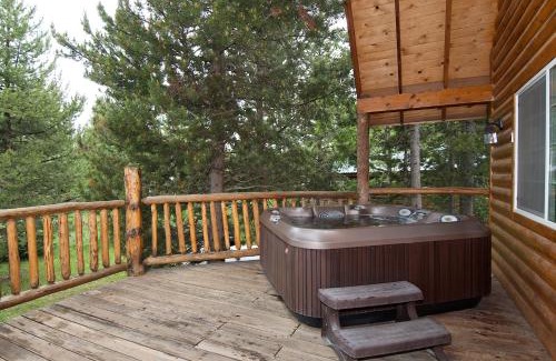 Island Park House | Trappers Chalet by KABINO Luxury Mountain Lodge Hot Tub Close to Yellowstone and Harriman Park Grill WiFi