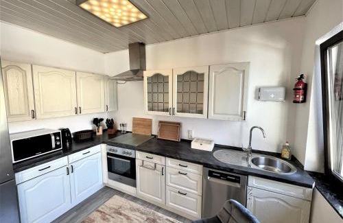 Bullay Apartment | Traumaussicht Kamin Balkon Burgblick 65 Zoll TV Netflix Waipu Lindenplatz