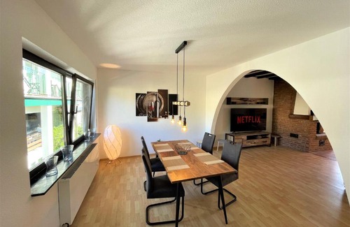 Bullay Apartment | Traumaussicht Kamin Balkon Burgblick 65 Zoll TV Netflix Waipu Lindenplatz