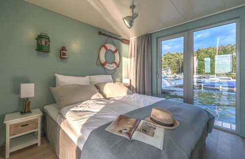 Luckow Boat Rental | traumHaff Hausboote La Péniche / Ostsee - außergewöhnliches Design, atemberaubende Sonnenuntergänge und Sauna an Bord