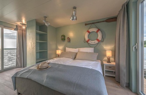 Luckow Boat Rental | traumHaff Hausboote La Péniche / Ostsee - außergewöhnliches Design, atemberaubende Sonnenuntergänge und Sauna an Bord