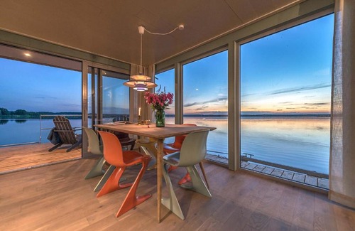 Luckow Boat Rental | traumHaff Hausboote La Péniche / Ostsee - außergewöhnliches Design, atemberaubende Sonnenuntergänge und Sauna an Bord