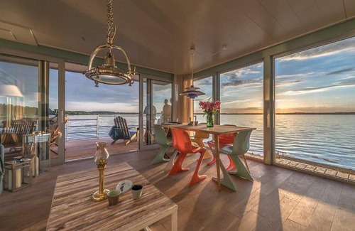 Luckow Boat Rental | traumHaff Hausboote La Péniche / Ostsee - außergewöhnliches Design, atemberaubende Sonnenuntergänge und Sauna an Bord