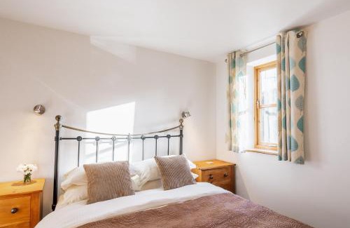 Froghall House | Travel Fox Cottages- Swimming Lake, BBQ Hut, Games Area - Alton Towers