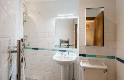 Froghall House | Travel Fox Cottages- Swimming Lake, BBQ Hut, Games Area - Alton Towers