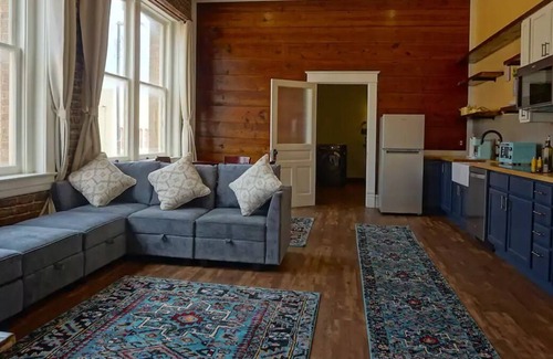 Palestine House | Travel in Comfort- The Hidden Gem of Downtown PTX
