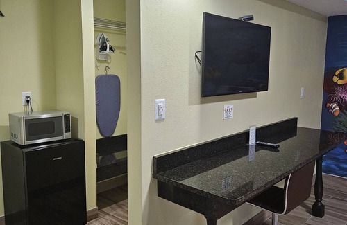 Riviera Beach Hotel | Travel Inn of Riviera Beach