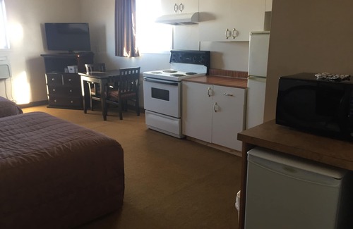 Innisfail Hotel | Travel Inn & Suites Innisfail