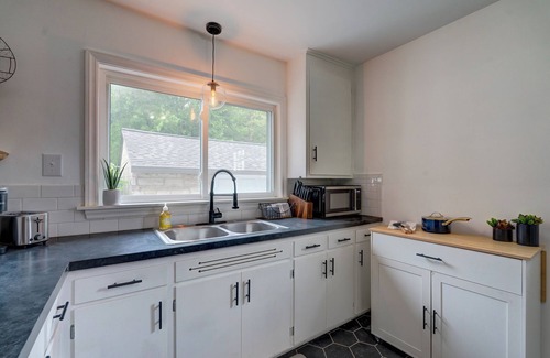 Bay Creek House | Travel Nurse’s Modern Bungalow! Cozy 3 Bedroom Home