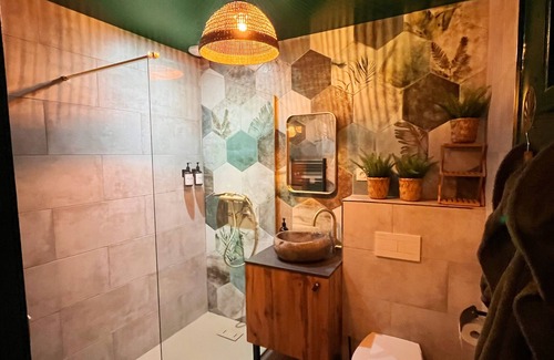 Aubie-et-Espessas Apartment | Travel Room Bordeaux : L'amazo'nid