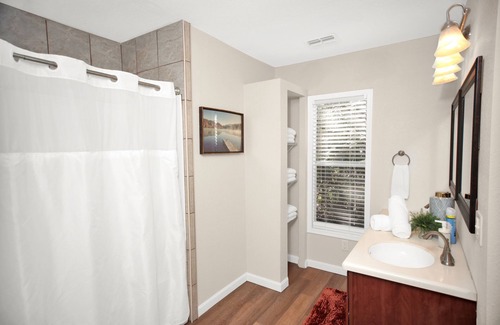 Northside House | Travel through the World - Missions House - Sleeps 11