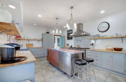 New Philadelphia House | Travel Together Stay Together- Sleeps 16+