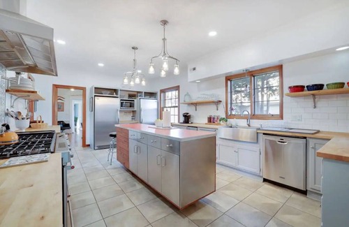 New Philadelphia House | Travel Together Stay Together- Sleeps 16+