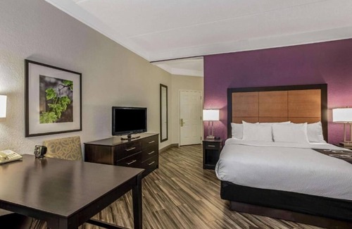 Airport North House | Travel With Ease – Free Shuttle + Comfortable Accommodation | Free Breakfast