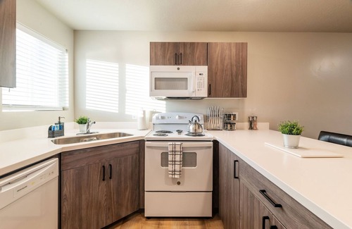 Cedar City Apartment | ☑Travel ☑ Work ☑ 3 King Beds ☑ 4 HDTV's
