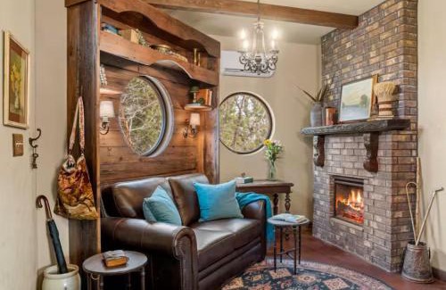 Fredericksburg Cabin | Traveler Hobbit House Hot Tub BBQ Wifi Fredericksburg
