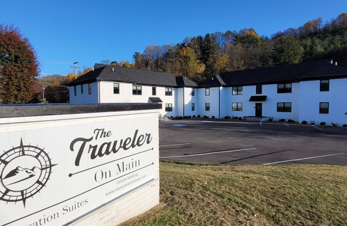 Tazewell Apartment | Traveler On Main #9- The Studio