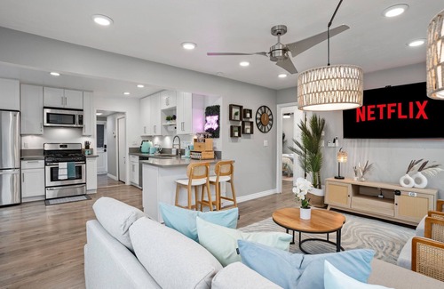 Oak Park House | Traveler's Dream Retreat: Cozy home w/Private Pool