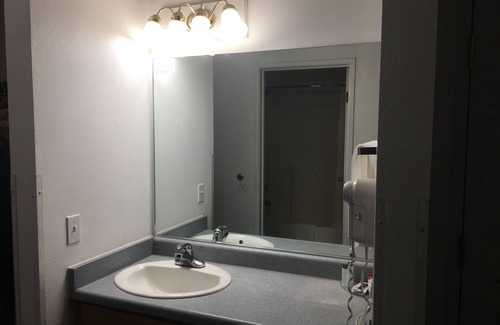 Carlin Hotel | Traveler's Inn Carlin NV near Elko