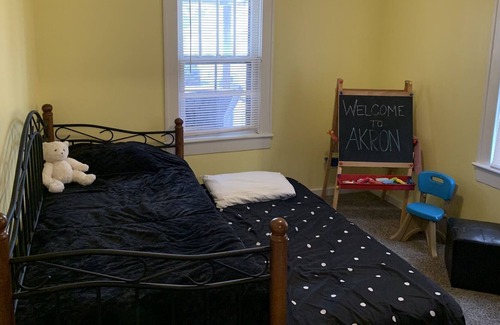 Akron Cottage | Travelers Delight by the Towpath