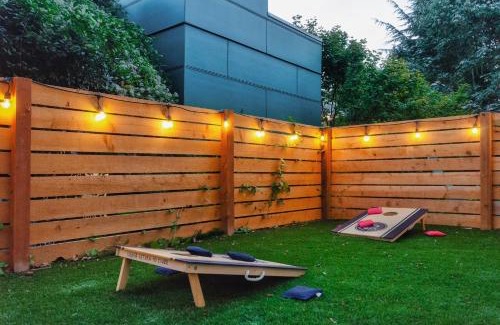 East Queen Anne House | Travelers Dream, Walk to Space Needle, Parking, Backyard