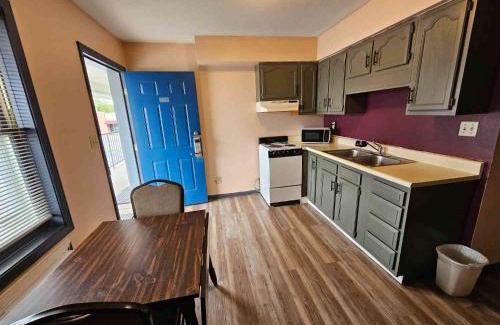 Hendron Hotel | Travelers Inn and Suites